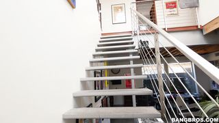 Csöcsös világos szőke nőci análba dugva