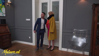 Mature.nl - Öreg háziasszony popóba rakva