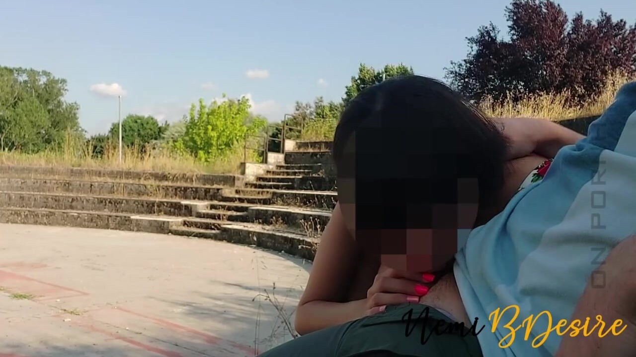 Amatőr latin amerikai asszony a szabadban dug