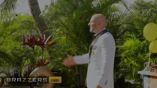 Brazzers - Victoria June szexel a pincér hapsival