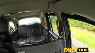 Fake Taxi - Méretes didkós milf bekúrva a hátsó ülésen