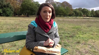 Francia házastárs popsiba tolva