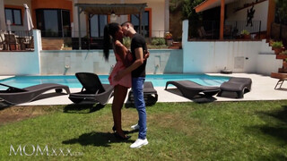 MOMxxx - Tina Fire a méretes didkós barna milf