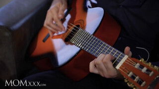 Jennifer Mendez kúr a gitáros krapekkal