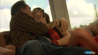 Forróság a kanapén – parázs dugás a csoki hajú milf-fel