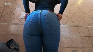 Fullos milf farmerban mutogatja hatalmas seggét és peckezik