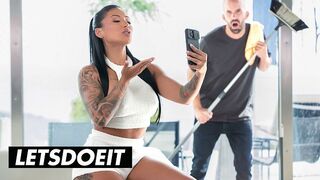 Dögös Spanyol MILF Mariana Martix Rendesen Megkúrelva az Asszisztens által a LetsDoeIt Csatornán