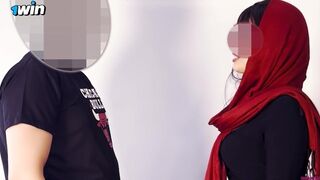 Arab milf hangos dugása nem hagyja aludni a szomszédot, így hívja őt is kefélni