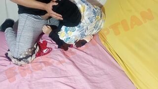 Dögös arab milf-et megbassza a fiatal srác, és kétszer is telelövi a hijabban