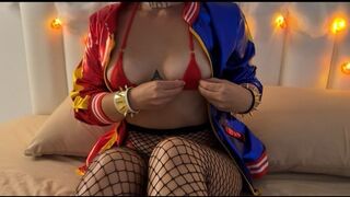 Ufo kúrel bele a dögös harley quinnbe piros mikro bikiniben minden lyukba