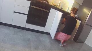 Dögös házastárs a szomszéddal közösül a konyhában - igazi megcsalás